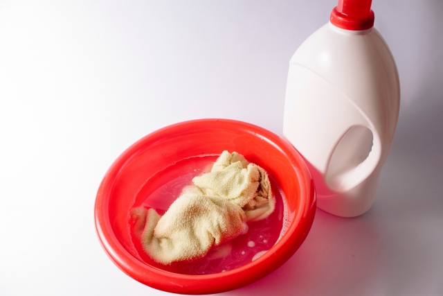 浴室クリーニング：風呂のふたのカビの取り方