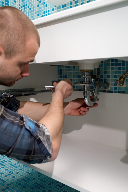 キッチンクリーニングで排水管の水が流れない！洗剤と道具がなくてもできる対処法！