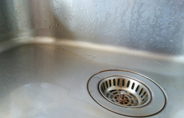 キッチン掃除で厄介な排水管！プロが教える排水管掃除！